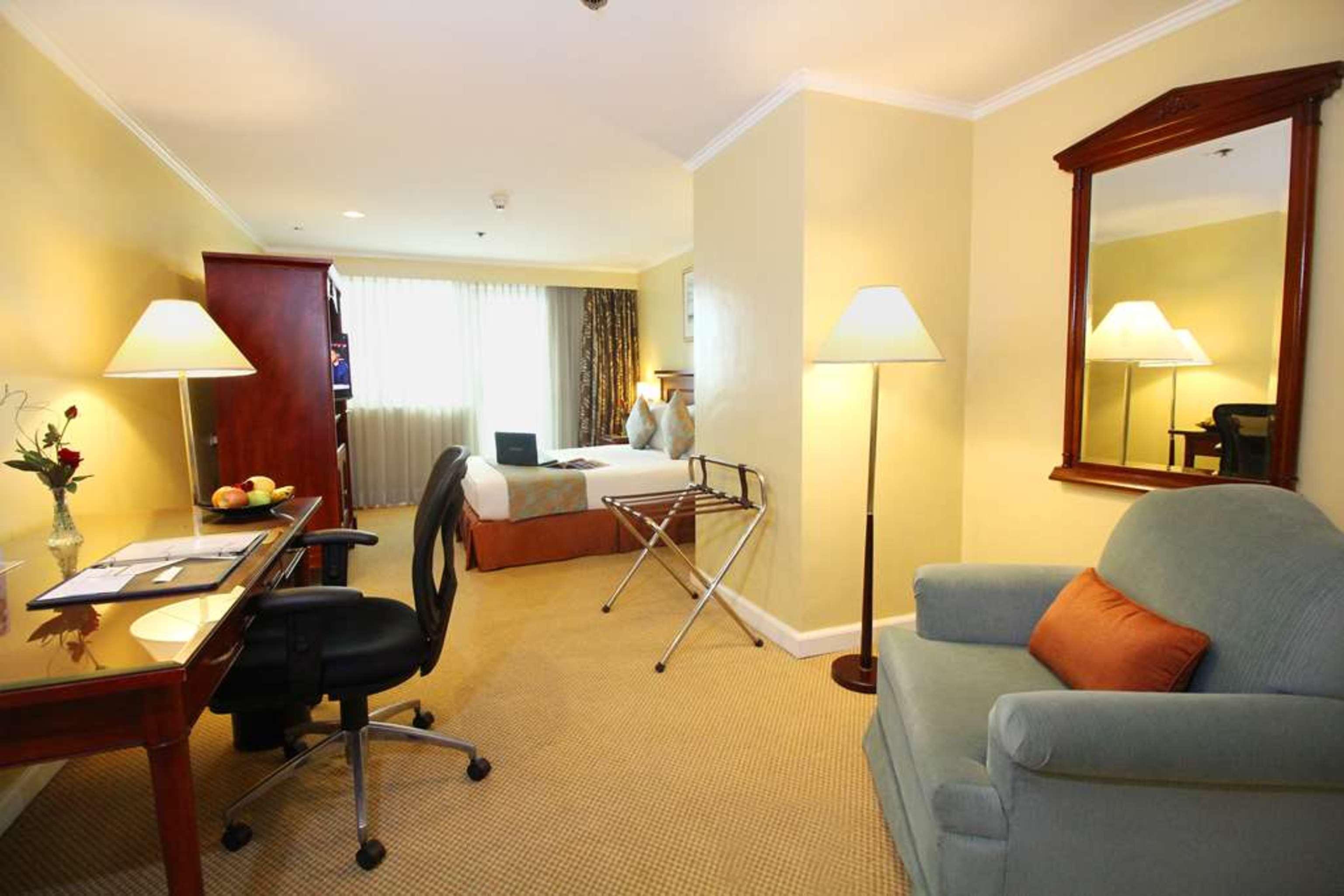 Oxford Suites Makati Makati City Exteriör bild