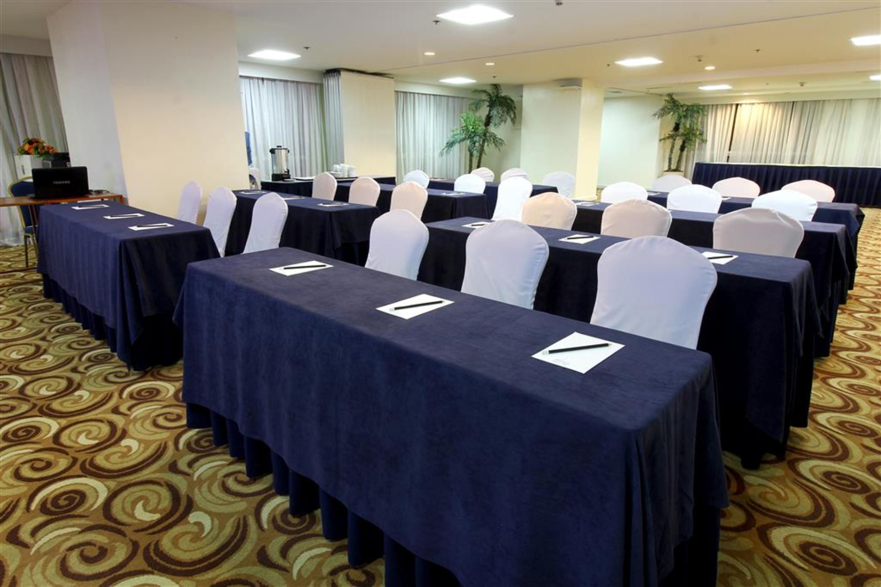 Oxford Suites Makati Makati City Exteriör bild