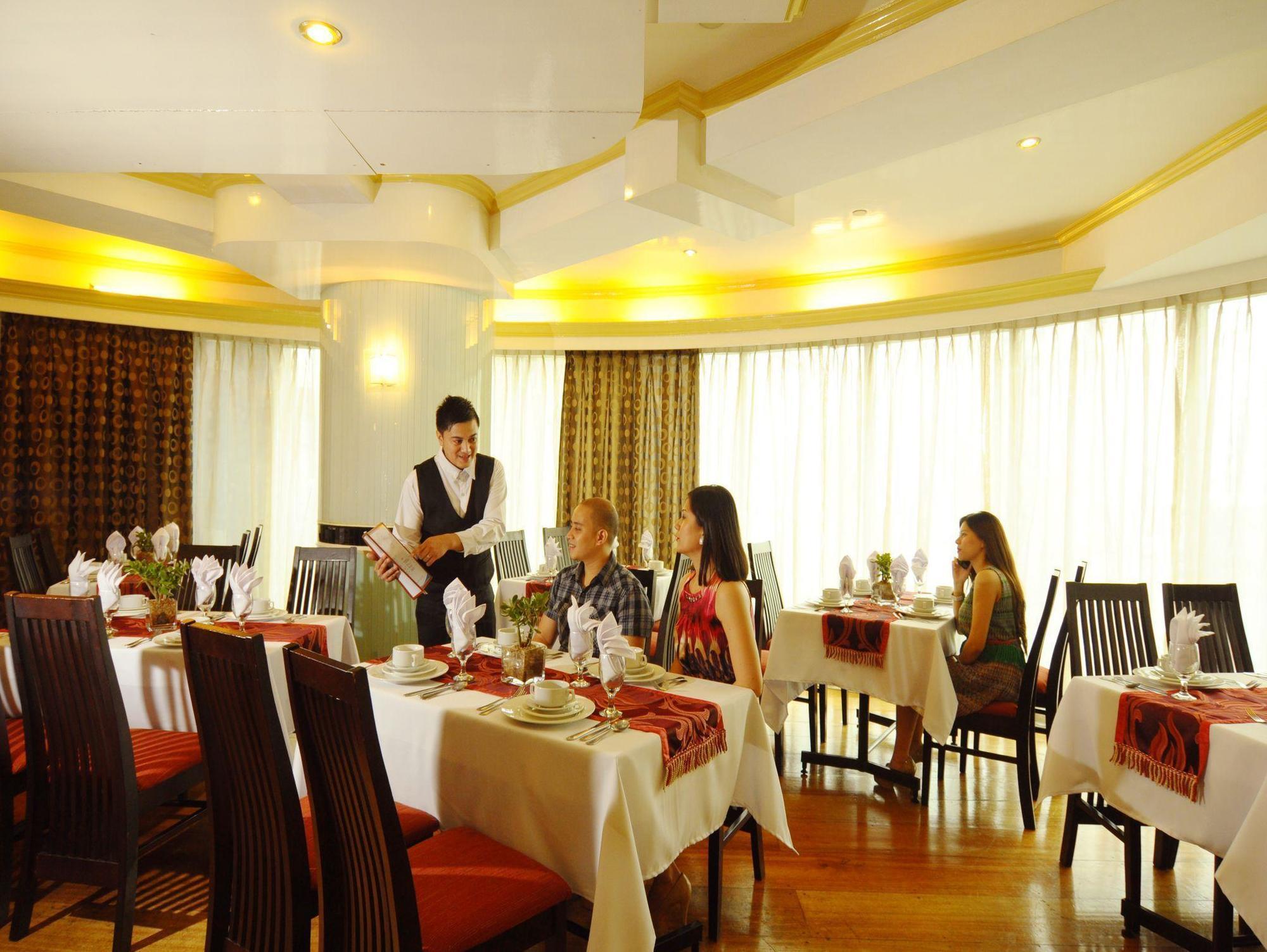 Oxford Suites Makati Makati City Exteriör bild