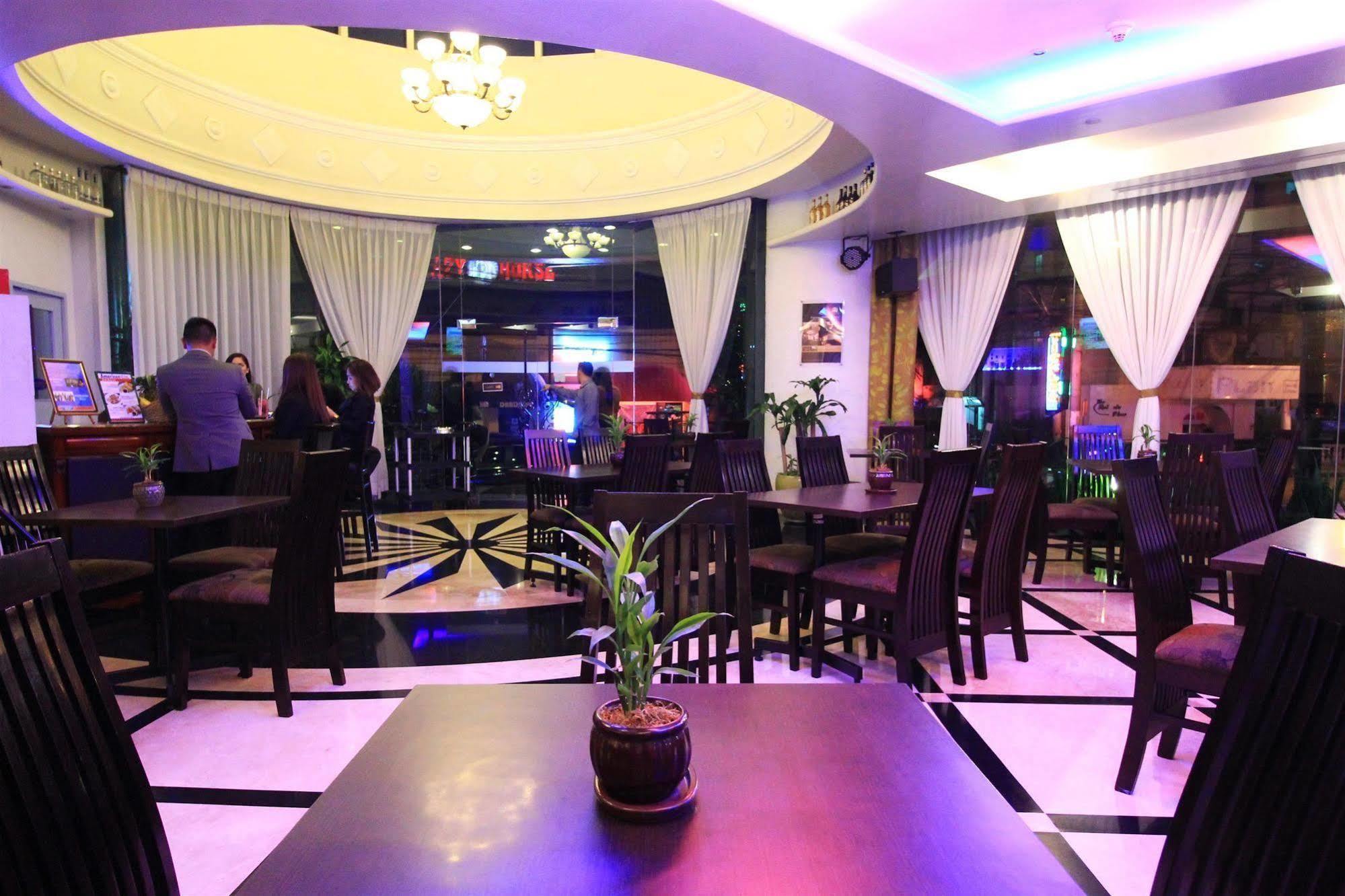Oxford Suites Makati Makati City Exteriör bild