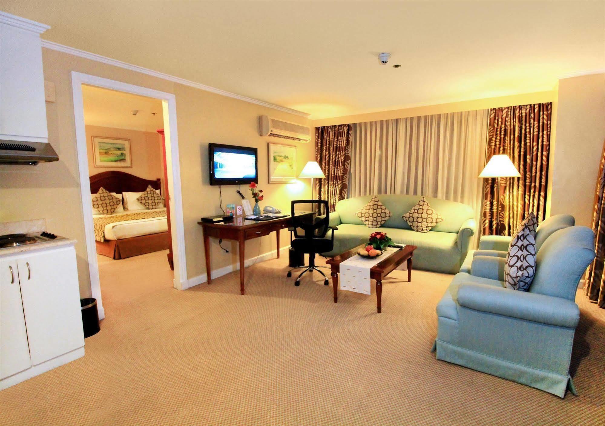 Oxford Suites Makati Makati City Exteriör bild