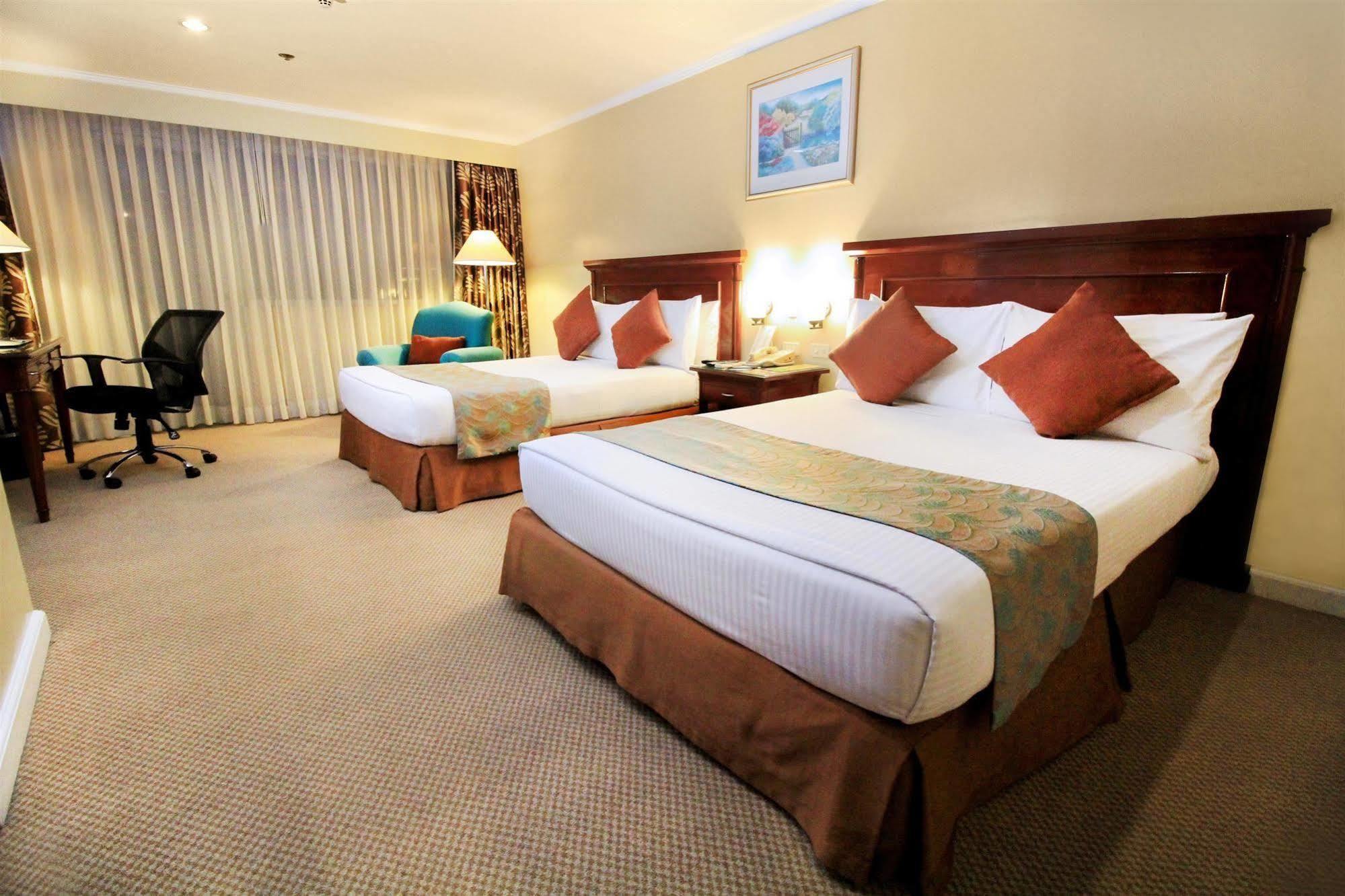Oxford Suites Makati Makati City Exteriör bild