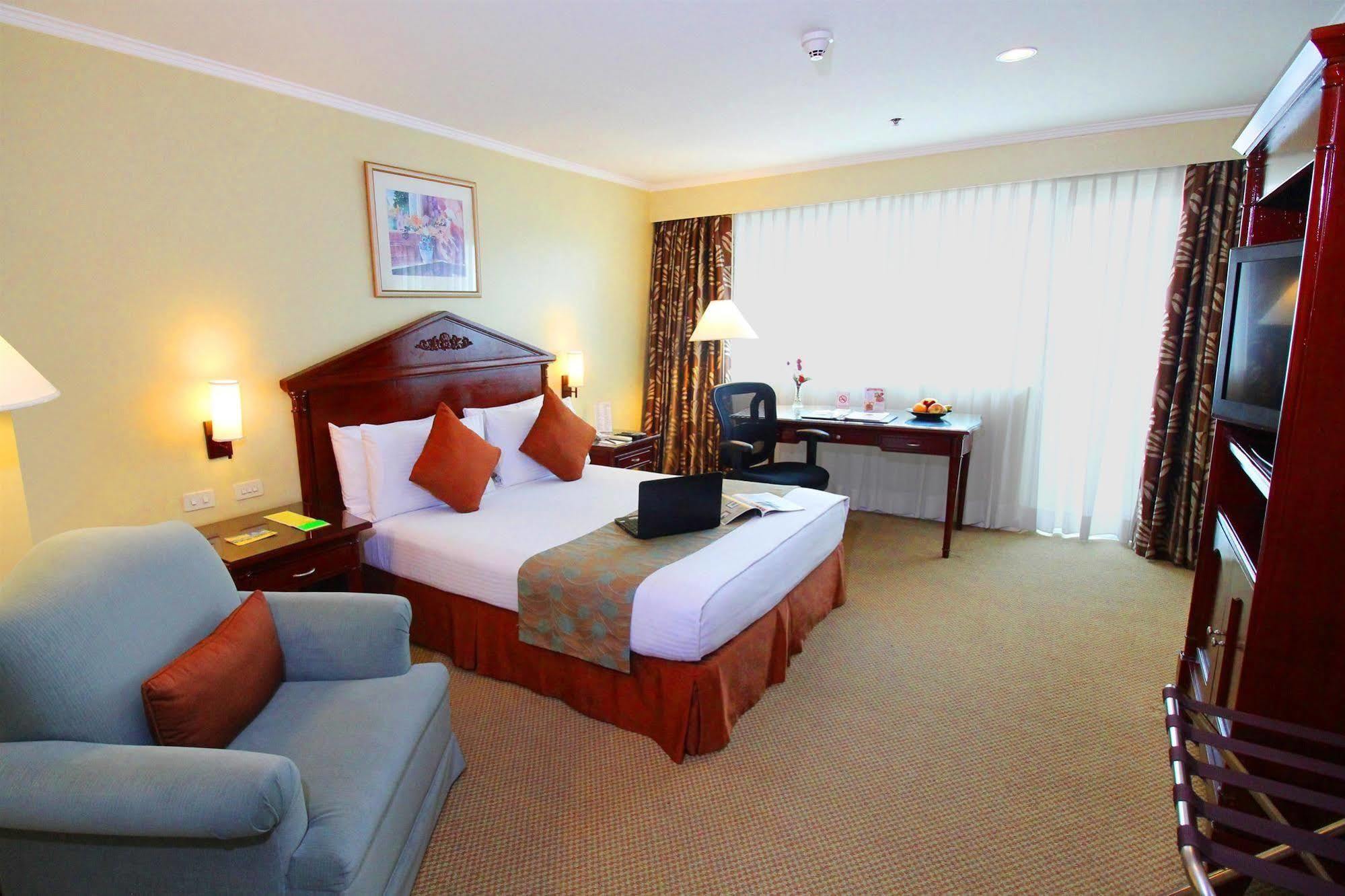 Oxford Suites Makati Makati City Exteriör bild