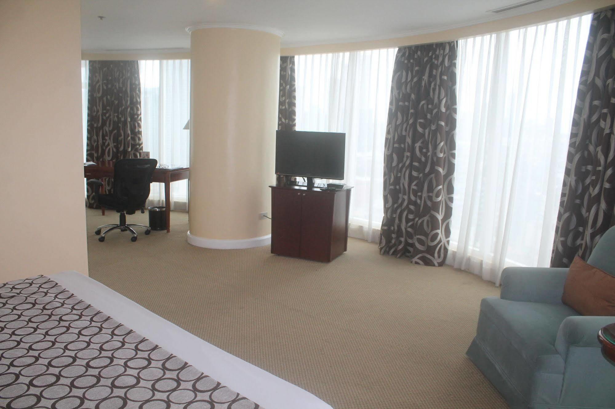 Oxford Suites Makati Makati City Exteriör bild