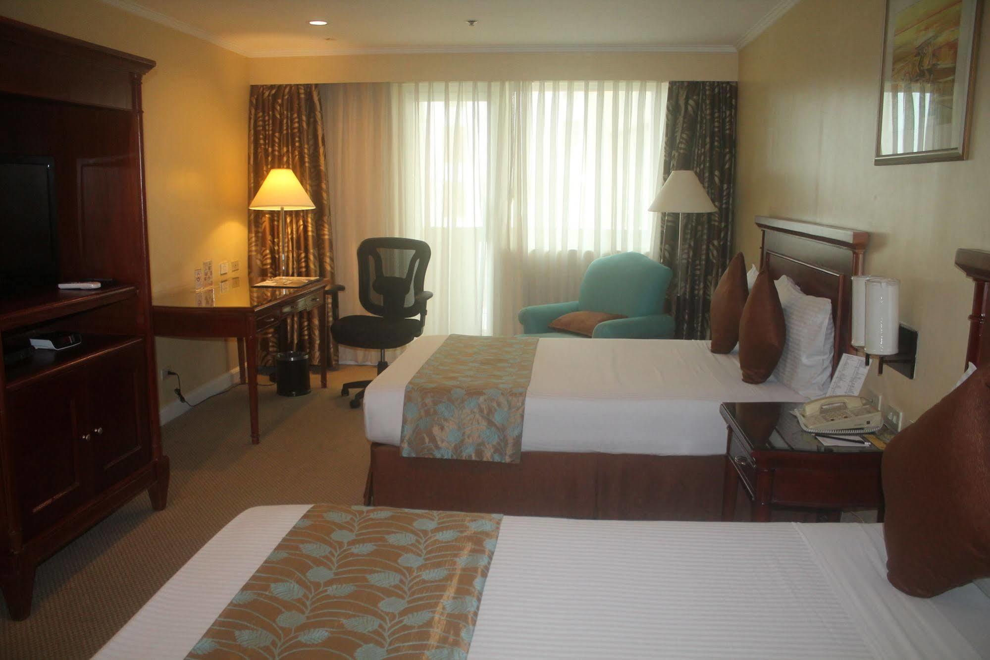 Oxford Suites Makati Makati City Exteriör bild