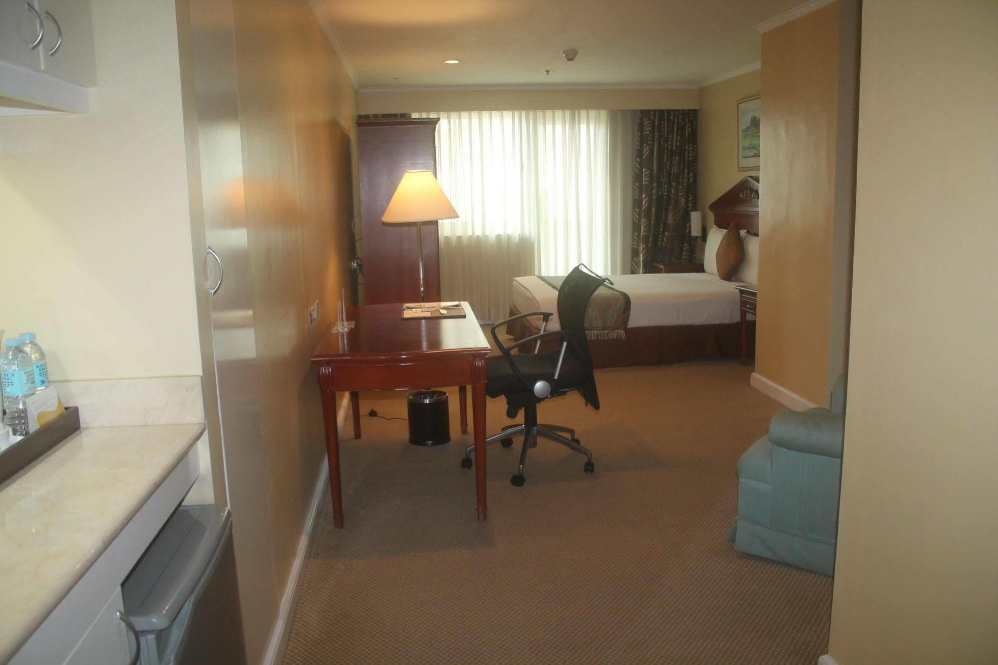 Oxford Suites Makati Makati City Exteriör bild