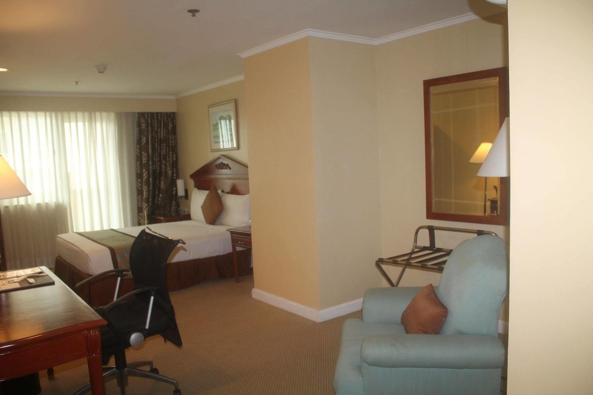 Oxford Suites Makati Makati City Exteriör bild