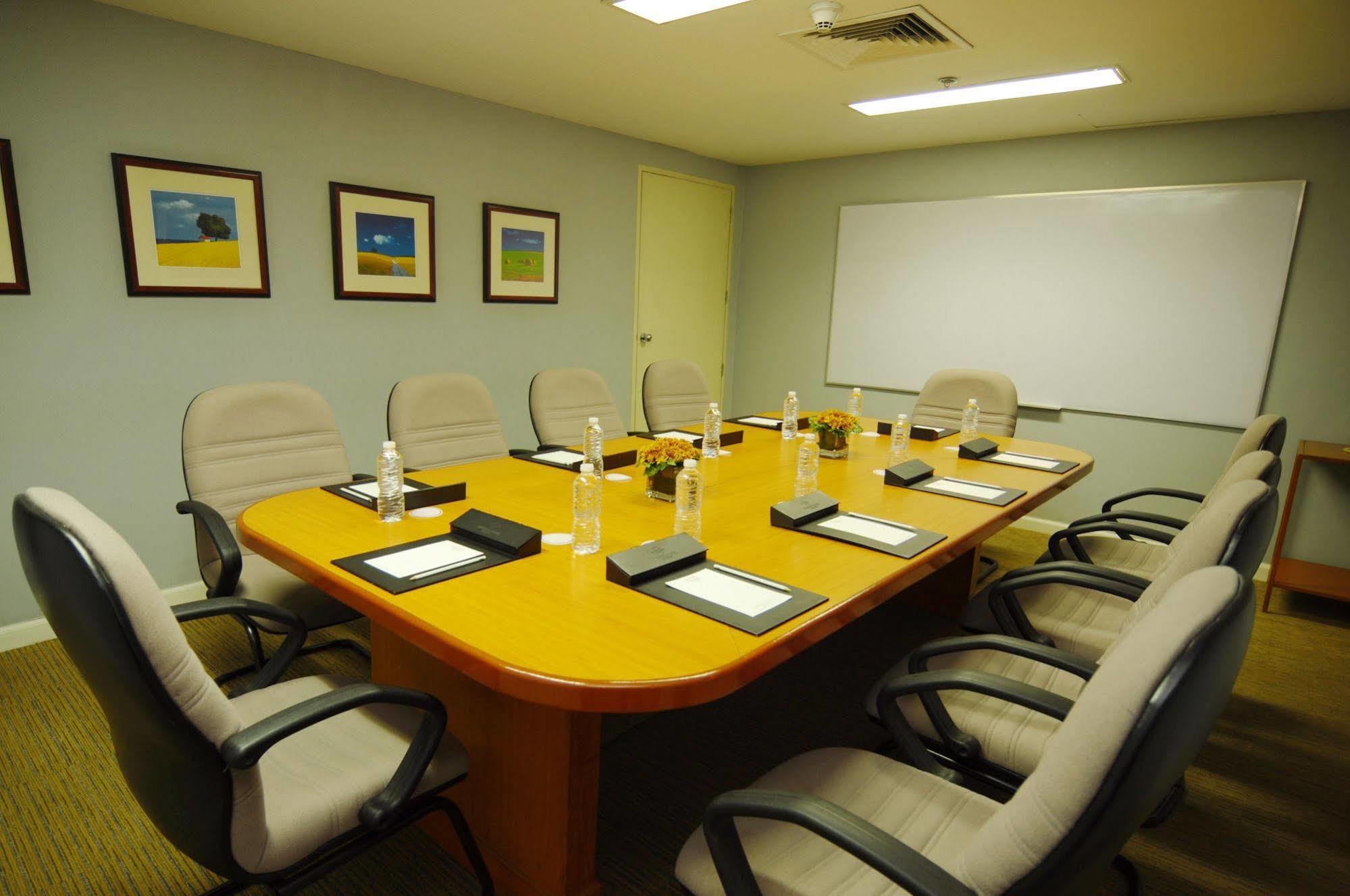 Oxford Suites Makati Makati City Exteriör bild