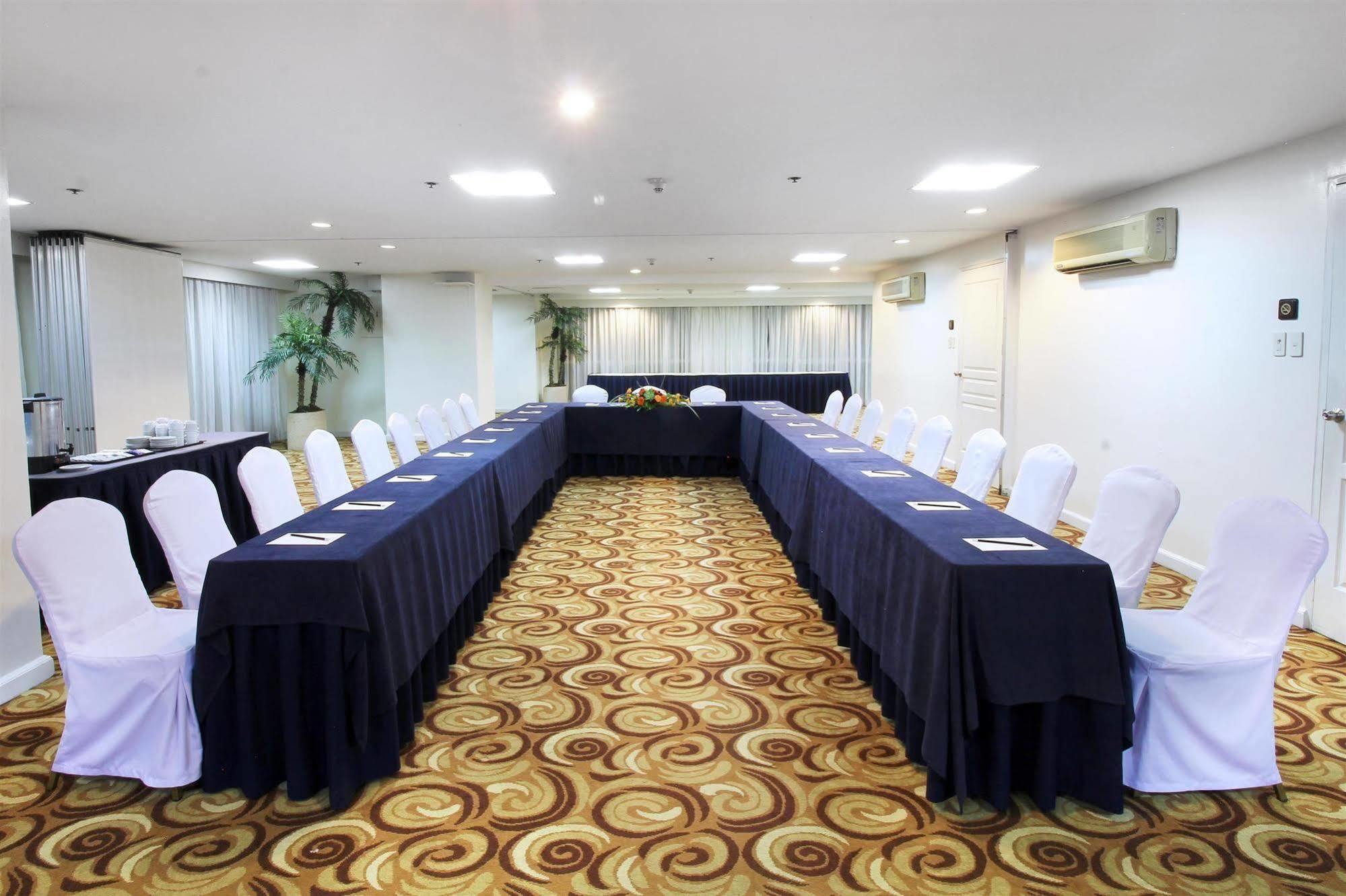 Oxford Suites Makati Makati City Exteriör bild
