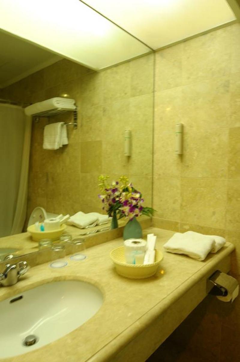 Oxford Suites Makati Makati City Exteriör bild