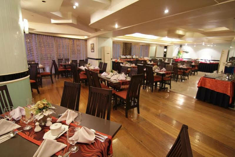 Oxford Suites Makati Makati City Exteriör bild