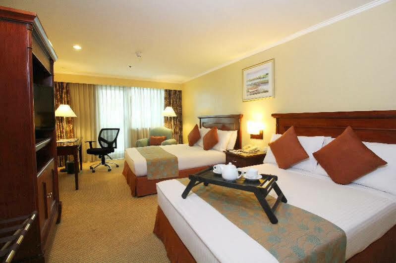 Oxford Suites Makati Makati City Exteriör bild