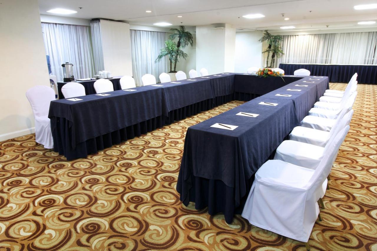 Oxford Suites Makati Makati City Exteriör bild